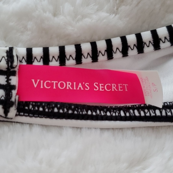 NWT Victoria's Secret fringe bikini top - size S - Picture 4 of 4